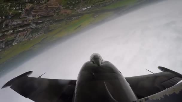 Avión Combate Gris Azul Hace Girar Derecha Maniobra Rollo Barril — Vídeos de Stock