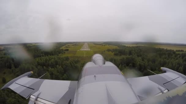 Ein Trainierendes Graublaues Kampfflugzeug Auf Der Landebahn Oder Landebahn Des — Stockvideo