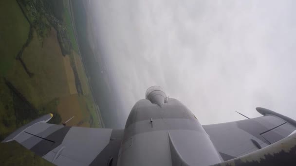 Ένα Γκρίζο Μπλε Πολεμικό Αεροπλάνο Πετάει Πάνω Από Πεδίο Και — Αρχείο Βίντεο