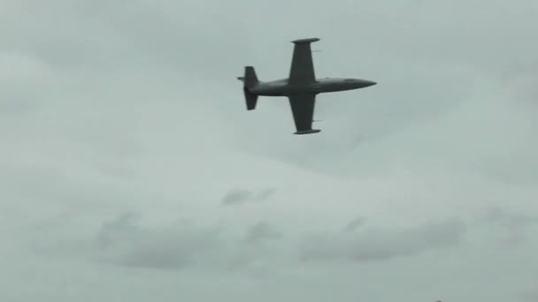 Ein Graublaues Trainingsflugzeug Fliegt Schnell Und Tief Biegt Nach Links — Stockvideo