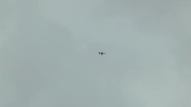 Avion Combat Bleu Gris Faire Rouler Baril Manœuvre Contre Ciel — Video