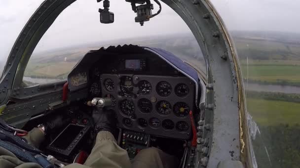 Mão Piloto Segura Controla Leme Aeronave Treino Cinzenta Dirige Para — Vídeo de Stock