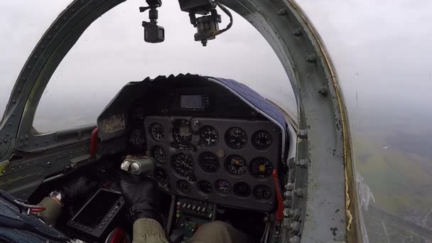 操縦士の手と制御舵 灰色の訓練戦闘機は 曇った空に対してトリプルバレルロール操縦を行います 航空機は360回転する コックピットとダッシュボードの表示を閉じる — ストック動画