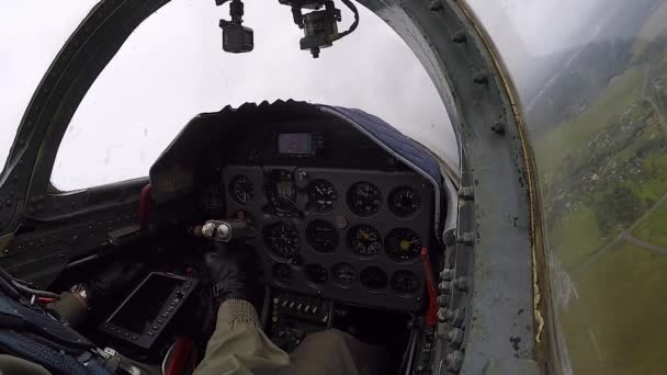 Mão Piloto Segura Controla Leme Avião Combate Cinzento Voar Lutador — Vídeo de Stock
