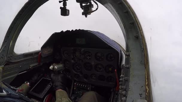 Piloto Sostiene Controla Timón Avión Entrenamiento Gris Sobrevuela Campo Gira — Vídeo de stock