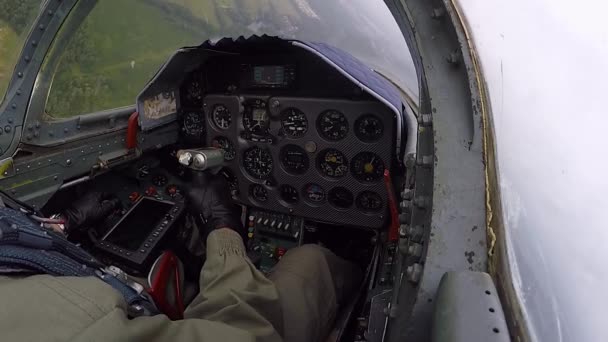 Πιλότος Κρατάει Και Ελέγχει Τιμόνι Γκρι Εκπαιδευτικό Αεροσκάφος Κατευθύνεται Προς — Αρχείο Βίντεο