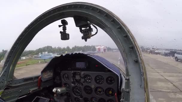 Hand Van Stuurstand Stuurstand Een Grijs Trainingsgevechtsvliegtuig Stopt Voor Landingsofficier — Stockvideo