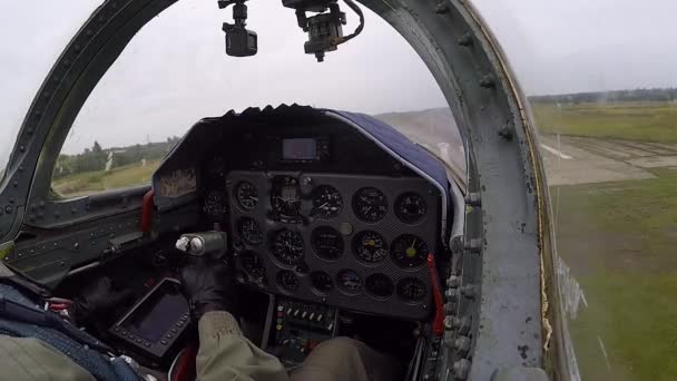 Mano Del Piloto Timón Control Avión Combate Gris Aterriza Pista — Vídeos de Stock