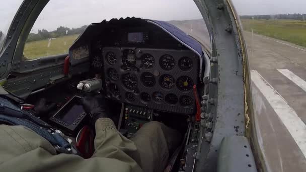 Χέρι Του Πιλότου Κρατήστε Και Πηδάλιο Ελέγχου Γκρι Μαχητικό Αεροπλάνο — Αρχείο Βίντεο