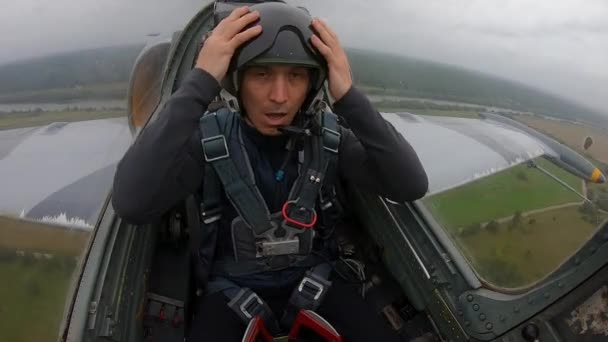 Adam Aşırı Yüklenme Yaşıyor Başını Tut Kötü Kez Bir Uçuş — Stok video