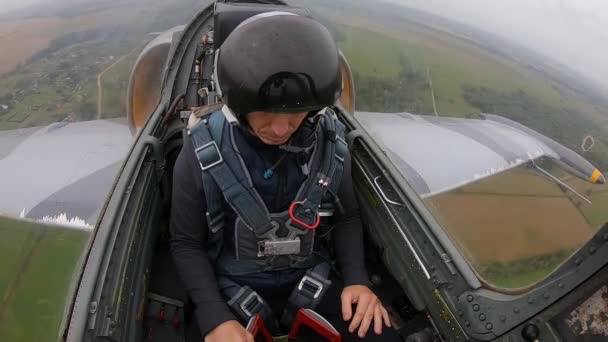 Deuxième Pilote Casque Fatigué Dormant Dans Avion Avion Combat Bleu — Video