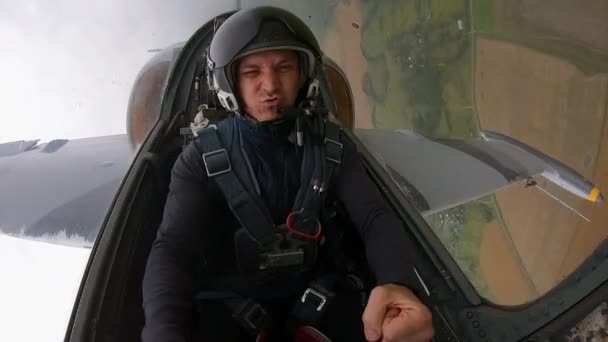 第二个飞行员梦想着从飞机上的机枪上射击 灰色战斗机在多云的天空中进行双管滚动机动 危险的把戏 从驾驶舱内看到的近景 — 图库视频影像