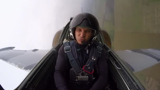 Avion Combat Gris Faire Rouler Baril Manœuvre Contre Ciel Nuageux — Video