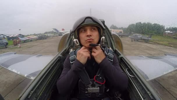 Avião Combate Cinzento Antigo Aeródromo Navegador Homem Ajusta Corrige Capacete — Vídeo de Stock