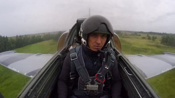 Chasseur Entraînement Bleu Gris Vole Rapidement Bas Dessus Sol Contre — Video