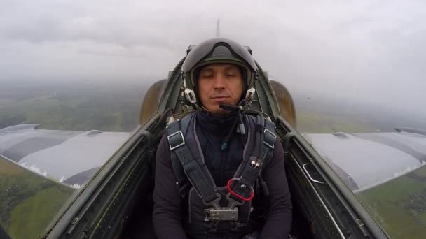 Avion Combat Gris Faire Double Tonneau Rouler Manœuvre Dans Ciel — Video