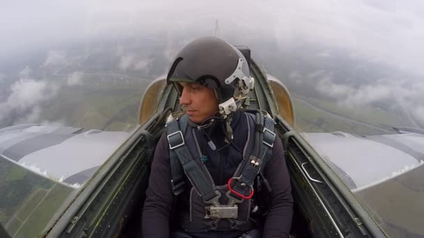 Příprava Nového Pilota Lety Přetížení Letadle Šedý Cvičný Stíhací Letoun — Stock video