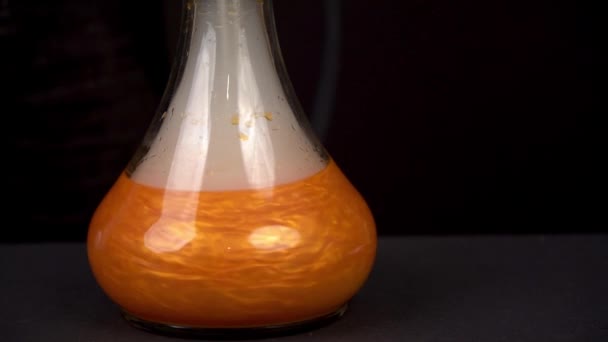 Colore Del Cibo Arancione Ruota Acqua Vaso Vetro Uno Sfondo — Video Stock