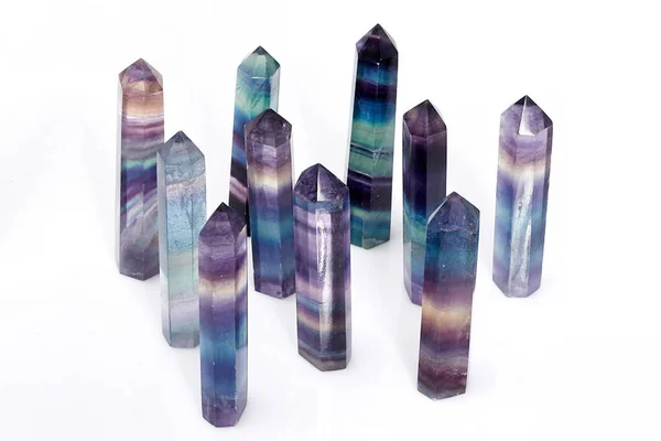 Birçok renkli doğal ham mineral kristal florit beyaz arka planda izole edilmiş.