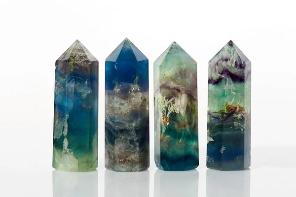 Dört renkli sihirli doğal ham kristal florit. Beyaz arka planda izole edilmiş.