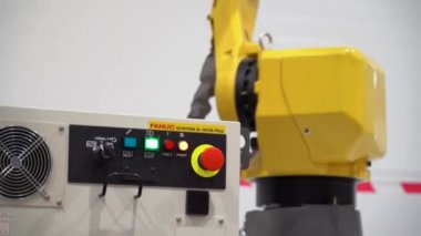 Sochi, Rusya - 07 Ağustos 2019: Etkin sistem kontrol mekanizması. Sarı robot manipülatörü kendi ekseni etrafında döner, tüm parçalar, eklemler beyaz arka planda hareket eder. Kamera yükseliyor. Üretimin modernizasyonu kavramı. Kapat.