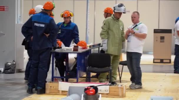 Sotji Ryssland Augusti 2019 Grupper Arbetare Fabriken Förbereder Sig För — Stockvideo