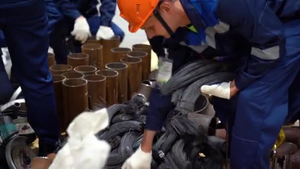 Sochi Rússia Agosto 2019 Grupo Trabalhadores Macacão Azul Leva Material — Vídeo de Stock