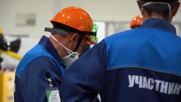 Sochi Rússia Agosto 2019 Grupo Trabalhadores Vestidos Com Uniforme Azul — Vídeo de Stock