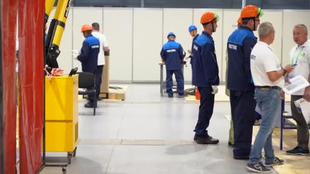 Sochi Russia August 2019 Many People Works Factory Area Men — Stockvideo