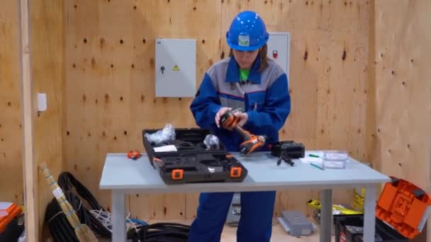 Sochi Russia August 2019 Young Caucasian Worker Woman Wear Blue — Stockvideo