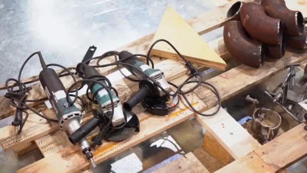 Werkzeuge Zum Arbeiten Werden Auf Holzpaletten Ausgelegt Zwei Schleifmaschinen Elektrobohrmaschine — Stockvideo