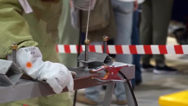 Een Man Lasser Dragen Strakke Badjas Beschermende Handschoenen Maken Lassen — Stockvideo