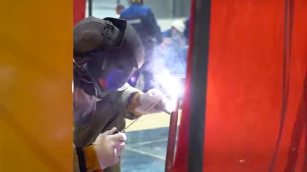 Hombre Del Soldador Del Constructor Irreconocible Usa Uniforme Protector Verde — Vídeo de stock