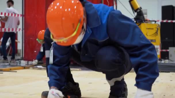 Sochi Ryssland Augusti 2019 Arbetare Bär Speciell Blå Uniform Handskar — Stockvideo