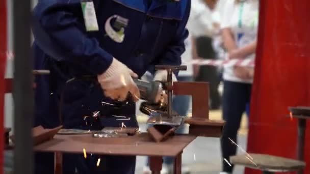 Człowiek Polerowanie Element Metalowy Maszyną Szlifierską Płyta Jest Zaciśnięta Stole — Wideo stockowe