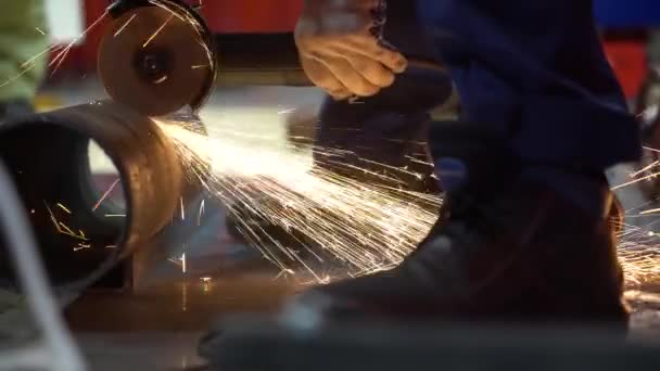 Los Trabajadores Masculinos Usan Monos Azules Guantes Protectores Blancos Utilizan — Vídeo de stock