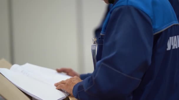 Trabajador Caucásico Irreconocible Usa Chaqueta Azul Para Mesa Lee Documentos — Vídeos de Stock