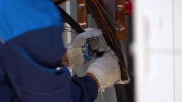 Ein Männlicher Arbeiter Trägt Blaue Jacke Weiße Handschuhe Den Händen — Stockvideo