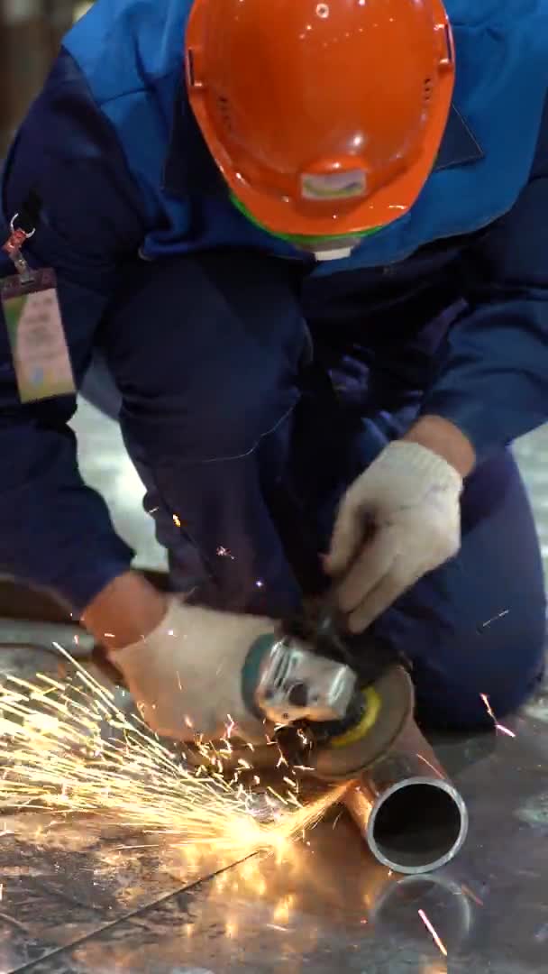 Trabalhando Macho Roupas Especiais Luvas Chapéus Duros Agachamentos Use Moedor — Vídeo de Stock