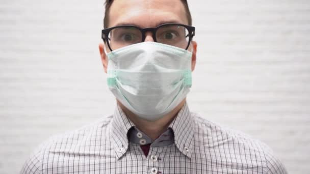 Przystojny Mężczyzna Szarej Koszuli Wygląda Prosto Oddycha Ochronną Maską Medyczną — Wideo stockowe
