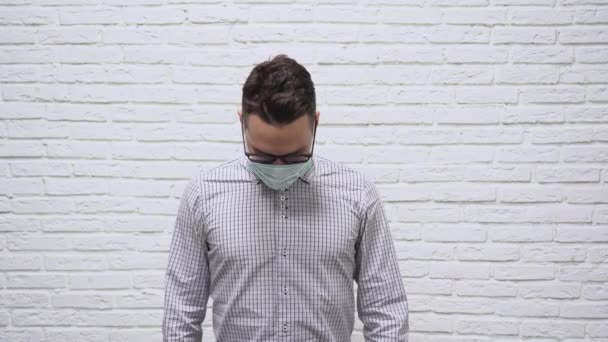 Empresário Caucasiano Atraente Fica Óculos Pretos Uma Camisa Quadriculada Máscara — Vídeo de Stock