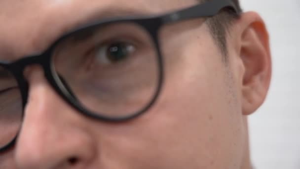 Schöner Junger Kaukasischer Brünetter Geschäftsmann Mit Schwarzer Brille Karierten Grauen — Stockvideo