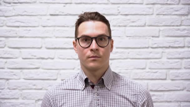 Çekici Beyaz Adamı Siyah Gözlüklü Kareli Gömlekli Esmer Beyaz Duvarlı — Stok video