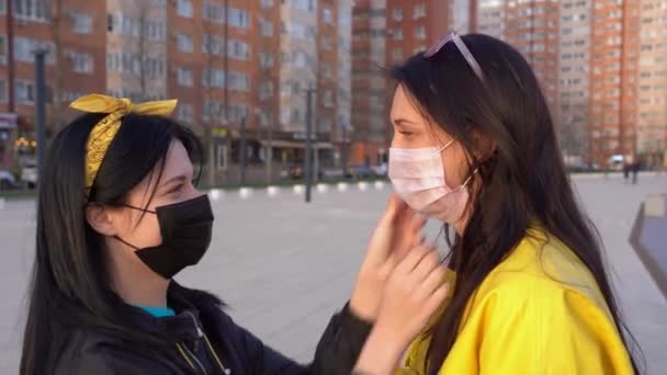 Duas Mulheres Bonitos Usam Máscaras Protetoras Médicas Olhar Amor Uns — Vídeo de Stock