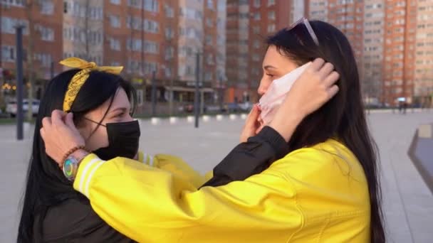 Dos Hermosas Chicas Europeas Cálidas Chaquetas Negras Amarillas Ponen Máscaras — Vídeos de Stock