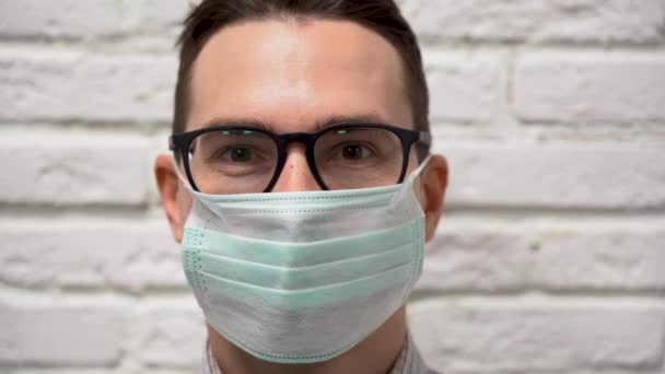 Stilig Vit Man Svarta Glasögon Grå Skjorta Skyddande Medicinsk Mask — Stockvideo