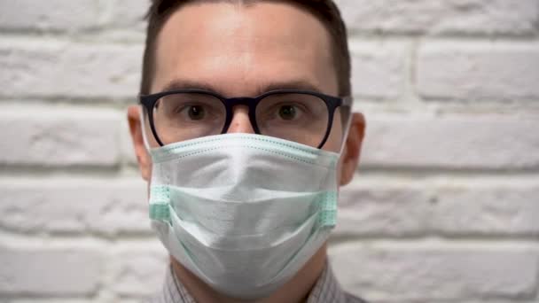 Ung Snygg Brunett Man Svarta Glasögon Skjorta Skyddande Turkos Medicinsk — Stockvideo