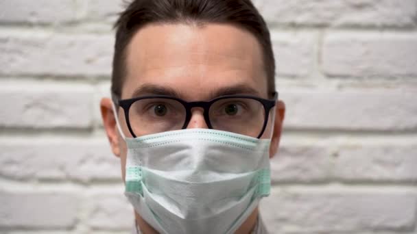 Egy Férfi Fekete Szemüvegben Ingben Orvosi Maszkban Arcán Eltakarja Száját — Stock videók