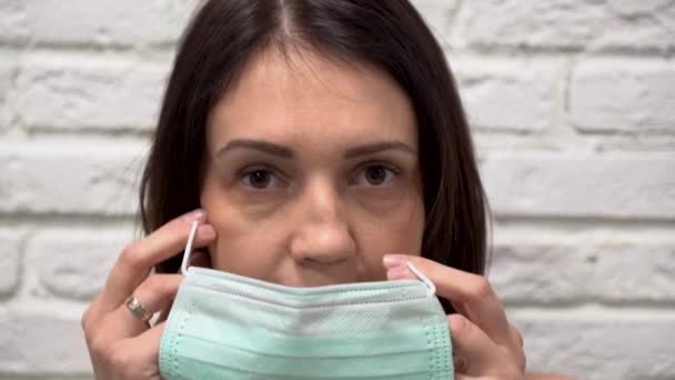 아름다운 캅카스 갈색의 바이러스로부터 의료용 마스크를 있습니다 — 비디오