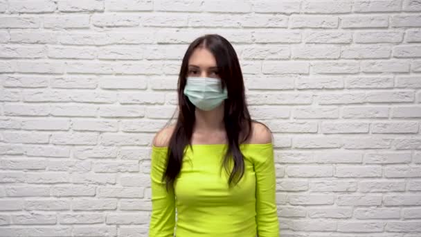 Молода Вродлива Брюнетка Зеленому Светрі Захисній Бірюзовій Медичній Масці Робить — стокове відео